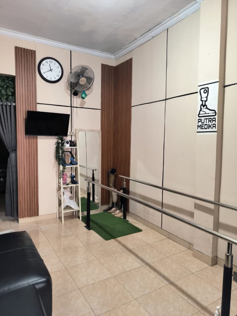 Interior Klinik Putra Medika dengan fasilitas ruang konsultasi dan fitting alat ortotik prostetik pasien
